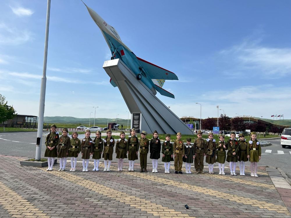 В преддверии празднования Великой Победы советником директора по воспитанию с активистами Движения Первых  был проведён флешмоб на территории аэропорта Магас.